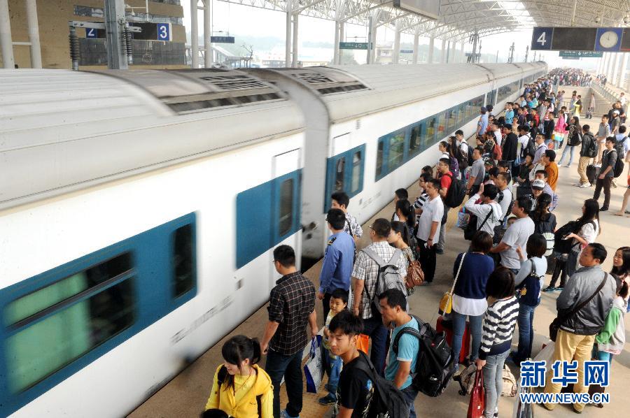 10月6日，在安徽銅陵火車站，大批旅客在站臺上等候乘車。