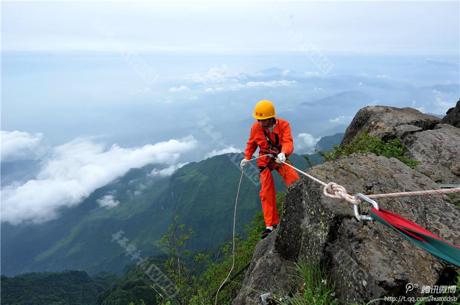10月5日，峨眉山景區(qū)清潔工彭文才下到巖壁清理游客丟棄的垃圾。
