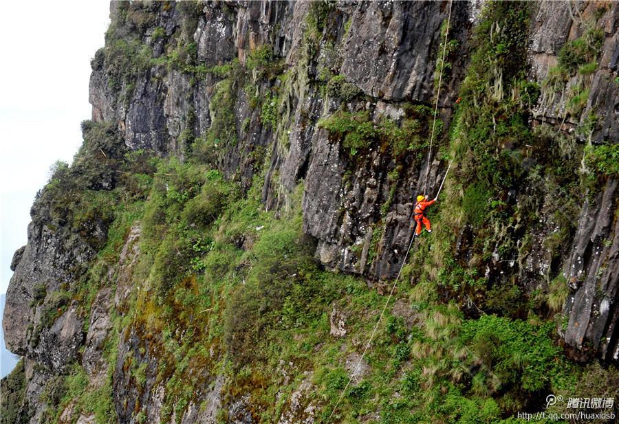 在峨眉山金頂，彭文才是護(hù)欄以外和懸崖區(qū)域唯一的清潔工。