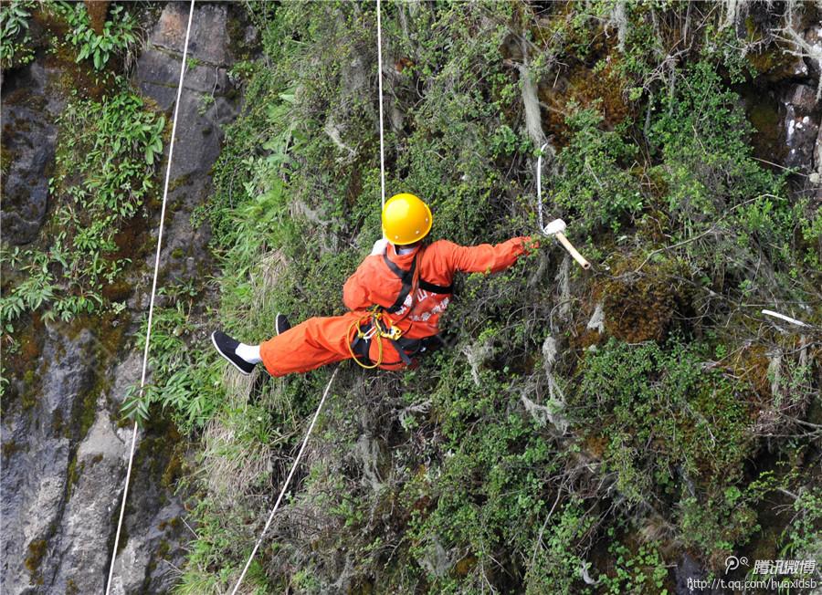 記者了解到，彭文才下到崖壁最深的地方有200多米，往返作業(yè)一次一般都在3小時左右，每年下崖80多次