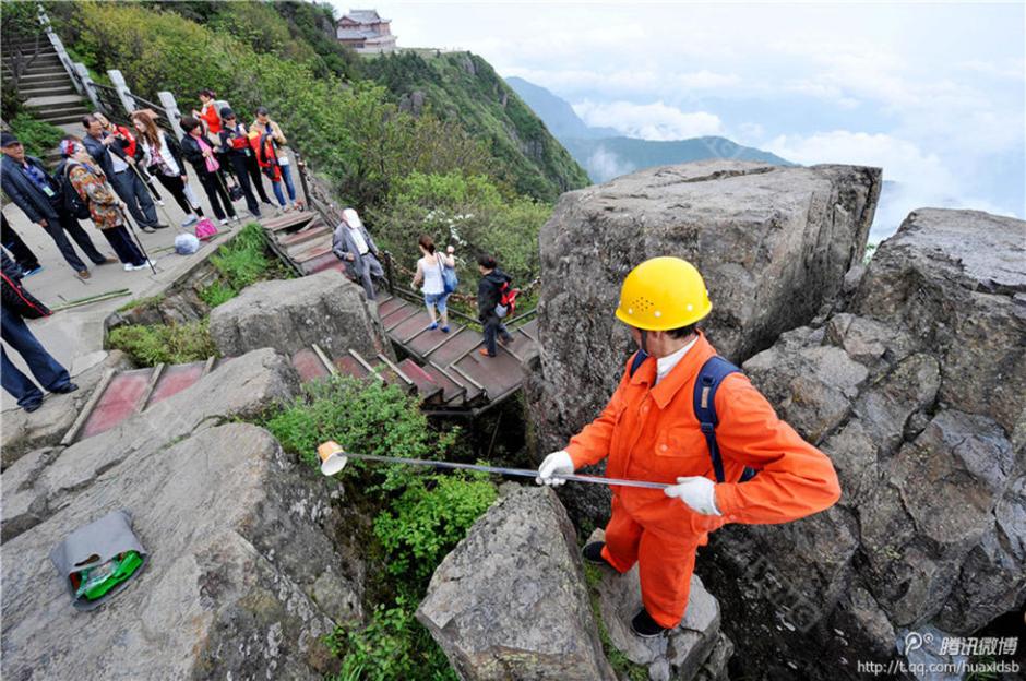 彭文才在撿拾垃圾。