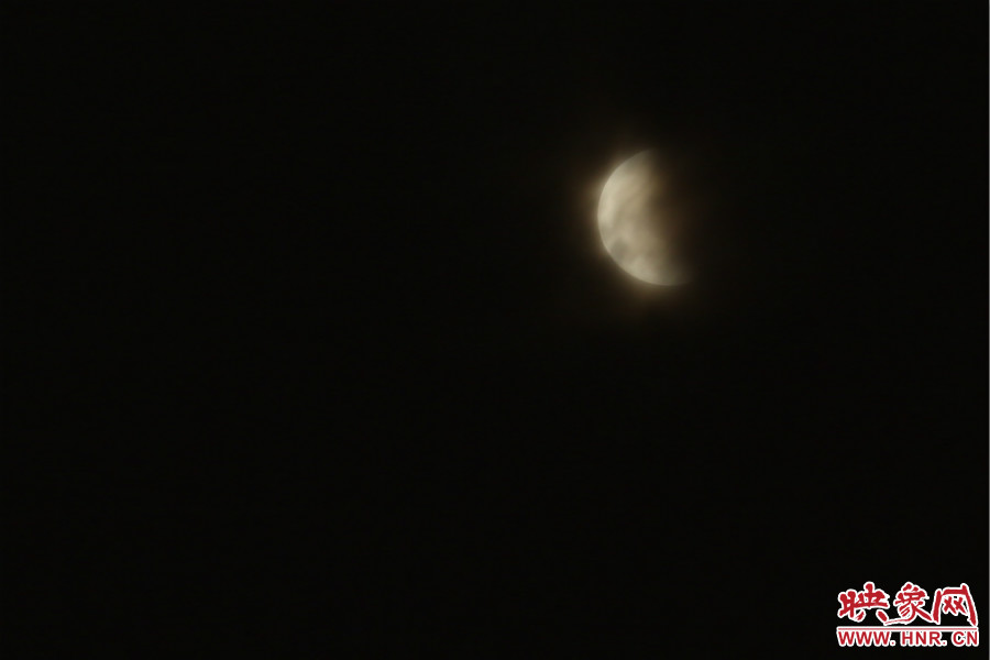 20：02月亮在云層中忽隱忽現(xiàn)。