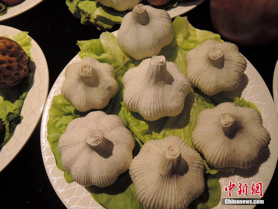 "滿(mǎn)漢全席"石頭宴現(xiàn)身鄭州 造型逼真惹垂涎