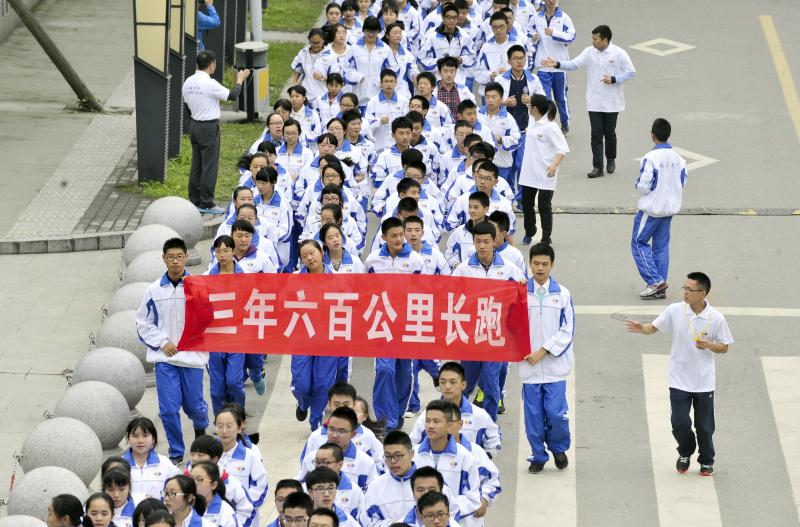 10月14日，成都七中萬達學校實行三年跑六百公里才能畢業(yè)，現(xiàn)場學生開始長跑。