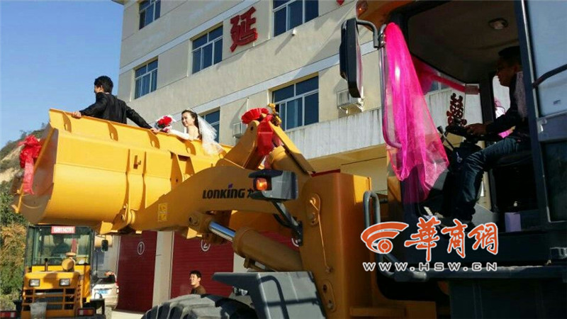 陜西小伙開(kāi)8臺(tái)裝載機(jī)接新娘。