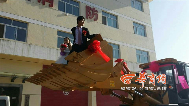 陜西小伙開(kāi)8臺(tái)裝載機(jī)接新娘。