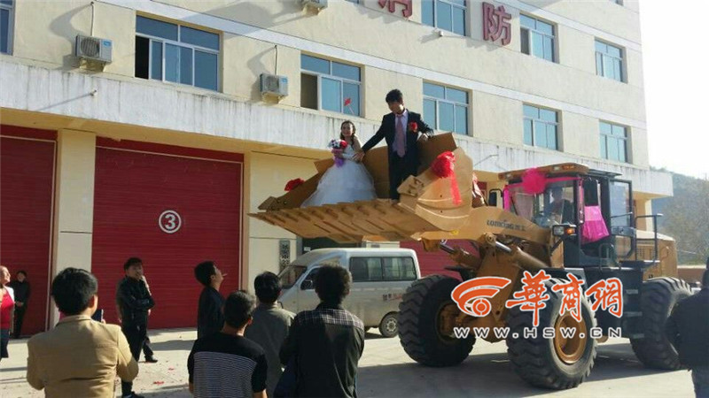 陜西小伙開(kāi)8臺(tái)裝載機(jī)接新娘。