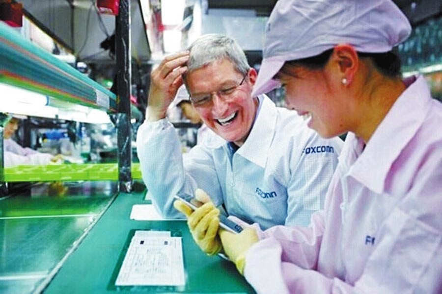 圖為蒂姆·庫克和一名女工在熱烈地交談。