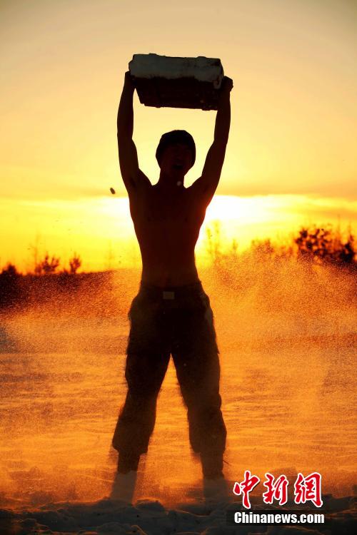 邊防官兵零下10度赤膊進行雪浴抗寒訓練 邊防官兵零下10度赤膊進行雪浴抗寒訓練