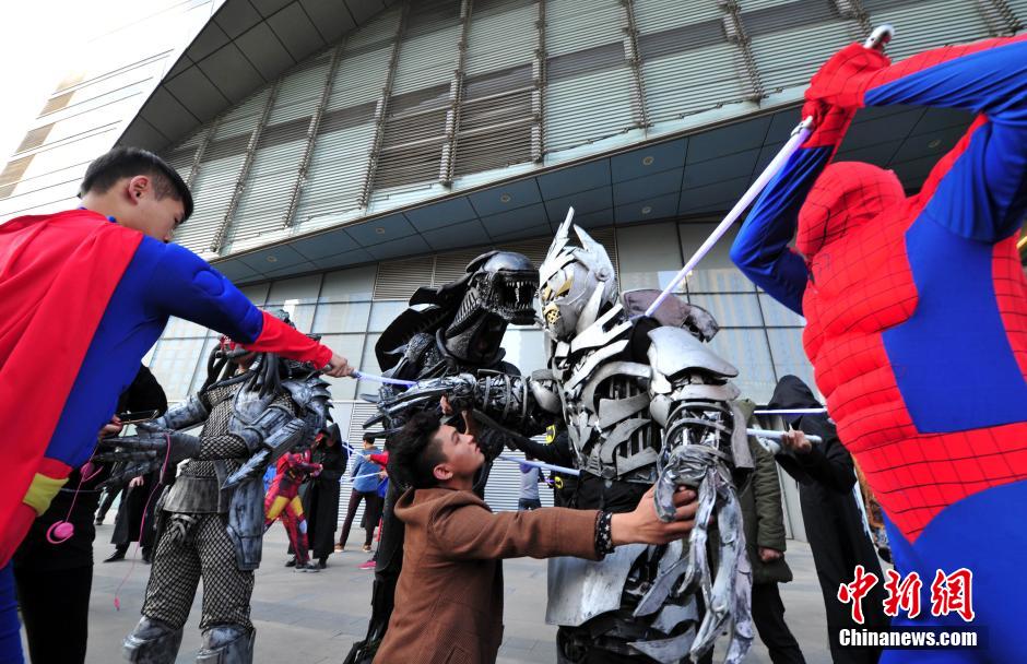 “復(fù)仇者聯(lián)盟”與人類共戰(zhàn)“異形”霧霾軍團(tuán) “復(fù)仇者聯(lián)盟”與人類共戰(zhàn)“異形”霧霾軍團(tuán)