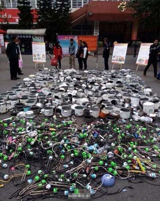 西南民族大學(xué)查寢的戰(zhàn)利品:電飯煲和熱得快 西南民族大學(xué)查寢的戰(zhàn)利品:電飯煲和熱得快