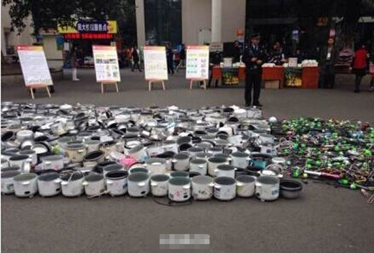 西南民族大學(xué)查寢的戰(zhàn)利品:電飯煲和熱得快 西南民族大學(xué)查寢的戰(zhàn)利品:電飯煲和熱得快