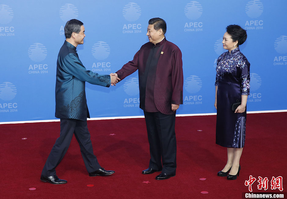 圖為習(xí)近平夫婦歡迎中國香港特別行政區(qū)行政長官梁振英。中新社發(fā) 杜洋 攝