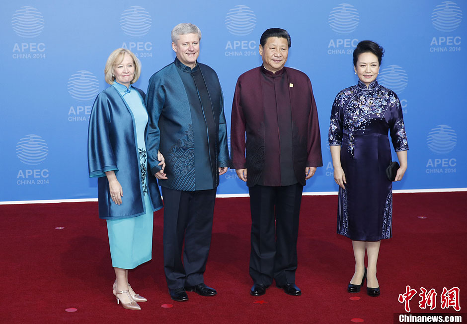 圖為習(xí)近平夫婦歡迎加拿大總理哈珀夫婦。中新社發(fā) 杜洋 攝