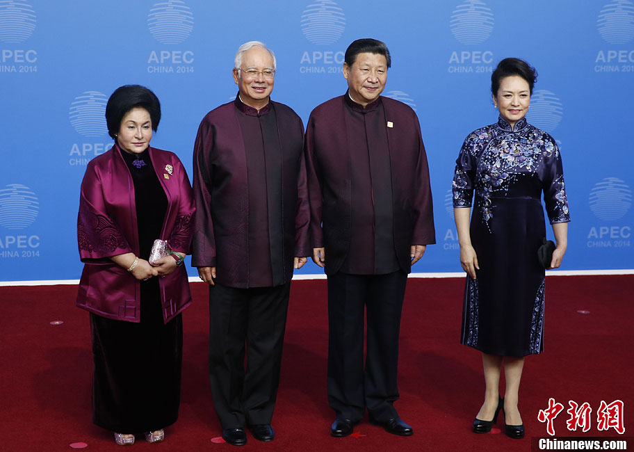 圖為習(xí)近平夫婦歡迎馬來西亞總理納吉布夫婦。中新社發(fā) 杜洋 攝