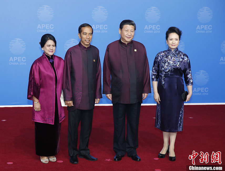 圖為習(xí)近平夫婦歡迎印度尼西亞總統(tǒng)佐科·維多多。中新社發(fā) 杜洋 攝