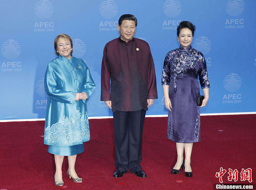 圖為習(xí)近平夫婦歡迎智利總統(tǒng)巴切萊特。中新社發(fā) 杜洋 攝