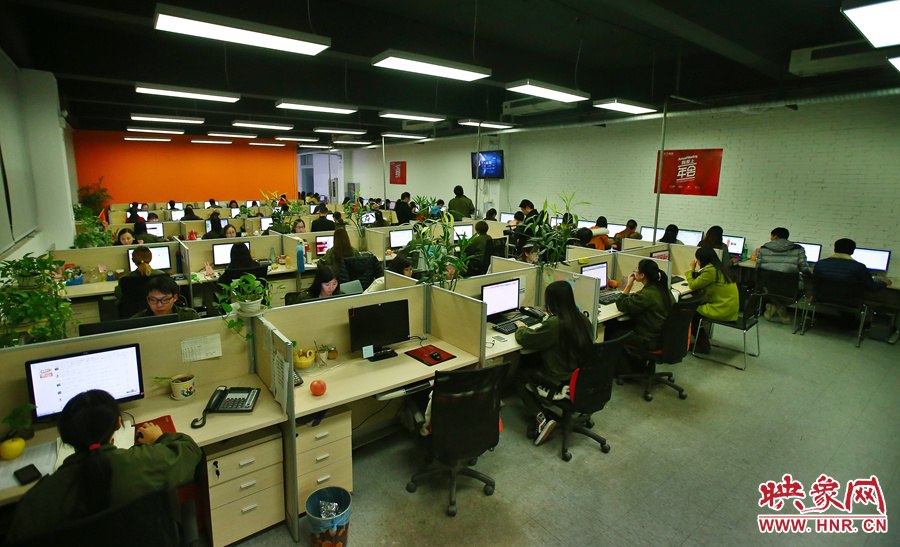 客服大廳內(nèi)，每天電腦前都坐著忙碌的客服人員