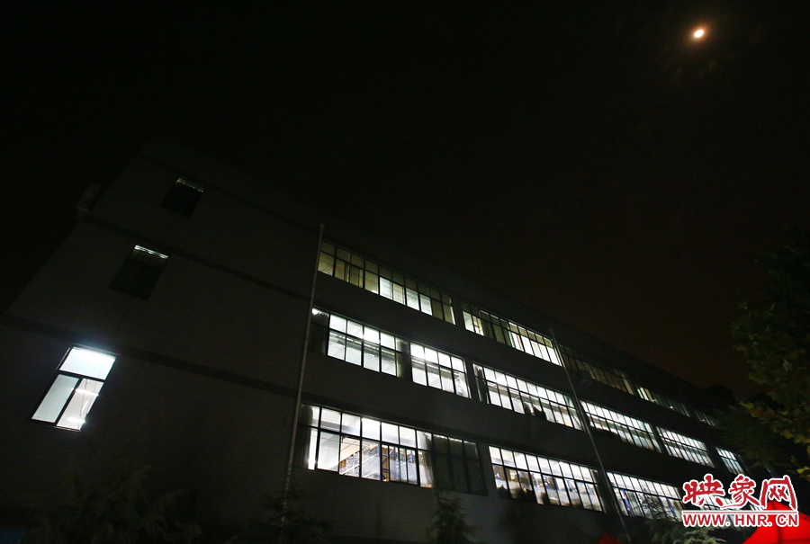 夜已深，燈火通明的大廳內(nèi)卻熱火朝天