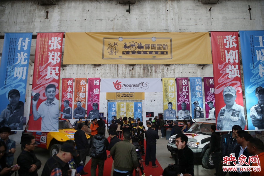 11月11日，河南30年賽車(chē)歷程《賽車(chē)手眼里的世界》攝影展開(kāi)展。