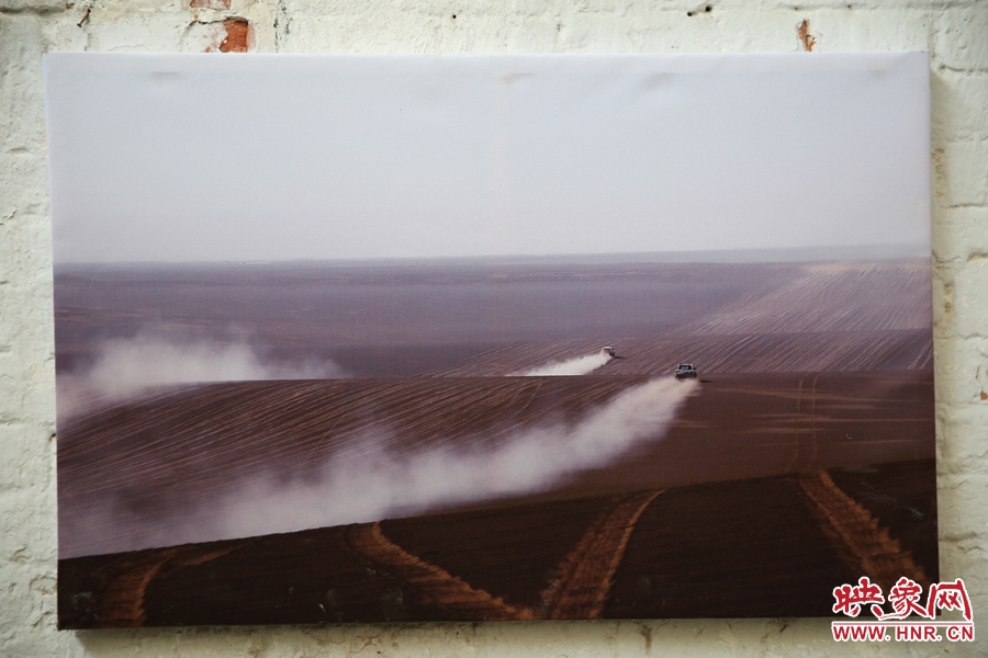 賽車(chē)的世界、更是男人的世界。圖為部分參展攝影作品。