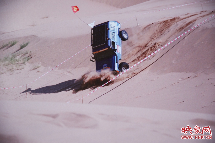 賽車(chē)的世界、更是男人的世界。圖為部分參展攝影作品。