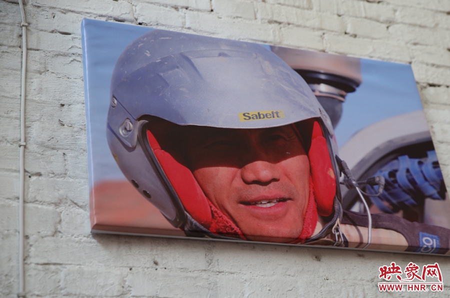 賽車(chē)的世界、更是男人的世界。圖為部分參展攝影作品。