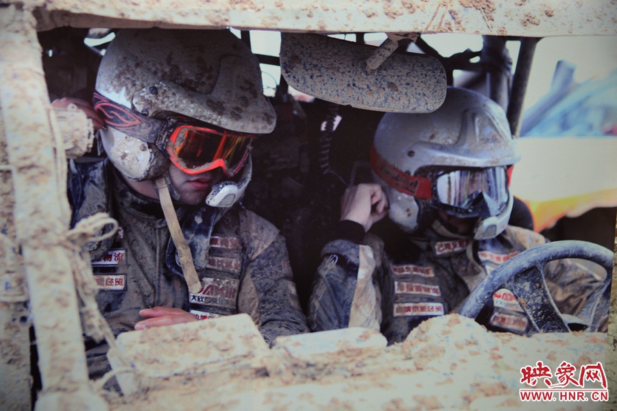 賽車(chē)的世界、更是男人的世界。圖為部分參展攝影作品。