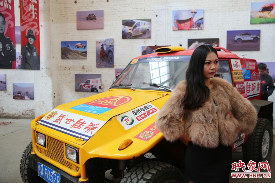 姐是車(chē)模，賽車(chē)的車(chē)。