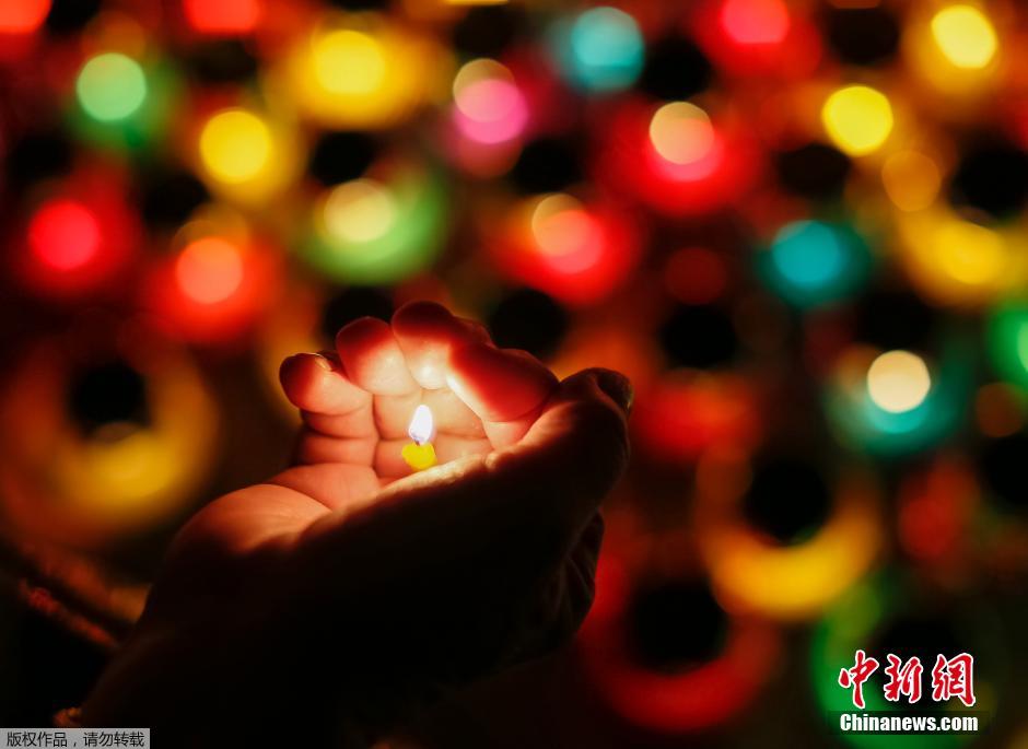 當?shù)貢r間2014年11月22日，烏克蘭基輔，民眾舉行儀式紀念1932-1933烏克蘭大饑荒81周年