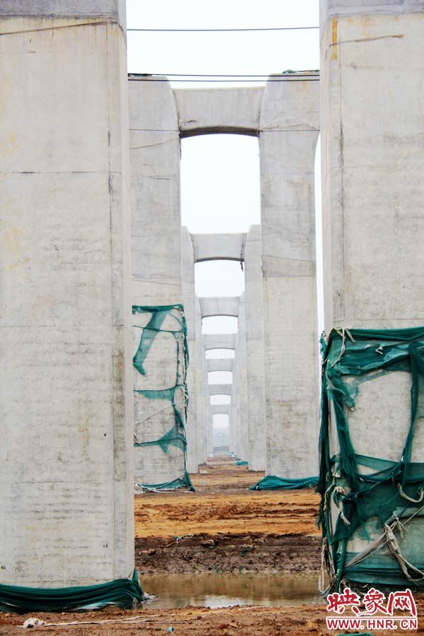 目前附近居民認(rèn)為“照目前的施工狀況看，年底主體完工已不太可能”。