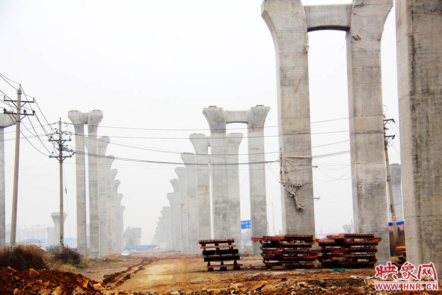 南北方向已架起數(shù)百根橋墩，一眼望不到邊際。