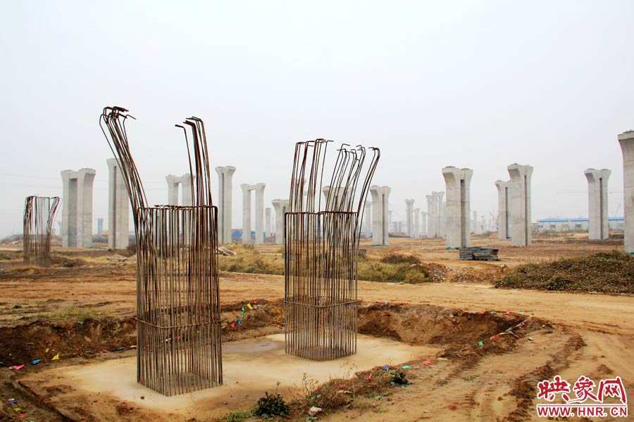 位于鄭州市南四環(huán)的京廣快速路南延工程已經(jīng)停工數(shù)月，現(xiàn)場(chǎng)幾百根橋墩已經(jīng)架起，場(chǎng)面甚是“震撼”。