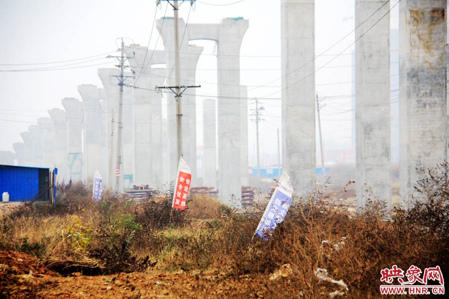 整個(gè)京廣快速路南段工程共分為六個(gè)工區(qū)，柴鍋轉(zhuǎn)盤處是京廣快速路南段三工區(qū)的施工區(qū)域。