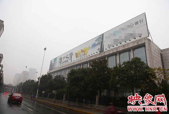 河南省人民會(huì)堂南面戶(hù)外廣告。