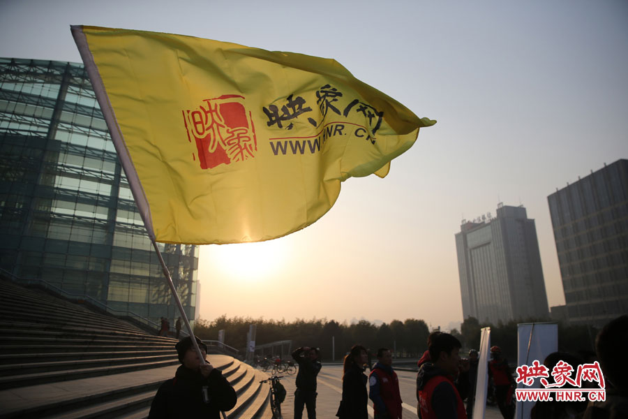 在映象網(wǎng)旗幟的召喚下，車(chē)友們匯聚在鄭東新區(qū)。