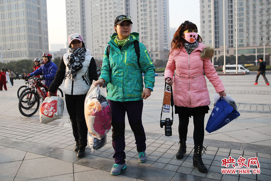 組團(tuán)獻(xiàn)愛(ài)心