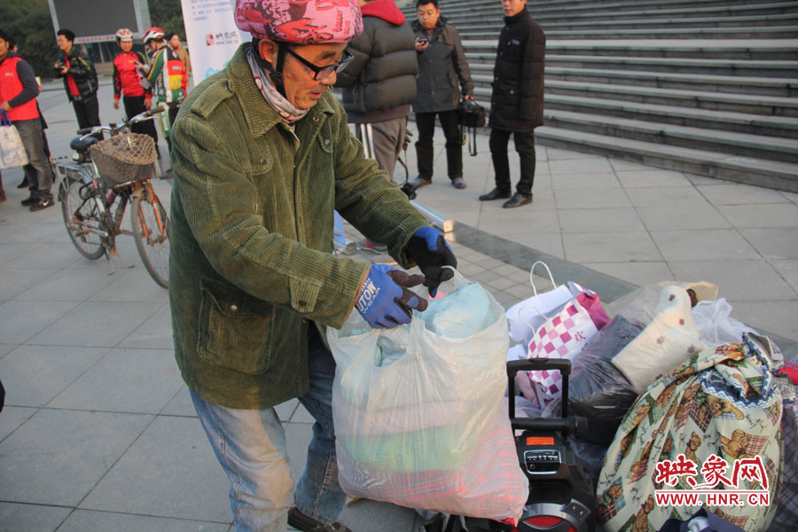 高齡騎友“時(shí)尚老漢”也騎行帶來(lái)其捐贈(zèng)的衣物