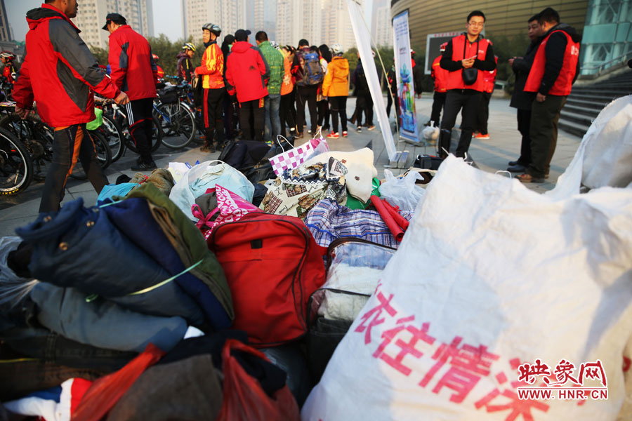 捐贈(zèng)現(xiàn)場(chǎng)的愛(ài)心衣物堆積如山