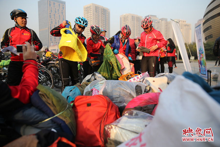 15捐贈(zèng)之前，再試穿一下老式花棉襖