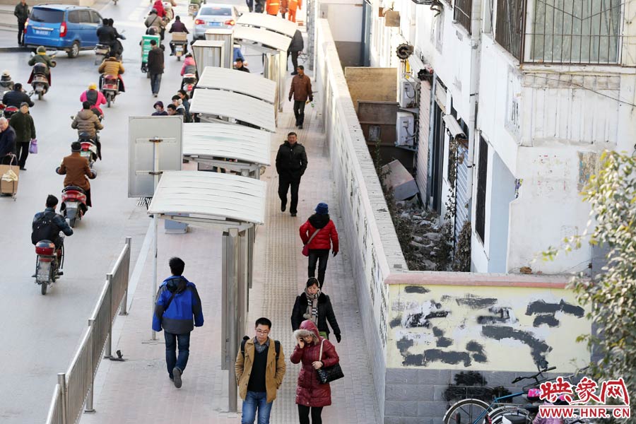 墻內扔著垃圾，墻面上涂滿了牛皮癬小廣告，異常顯眼。