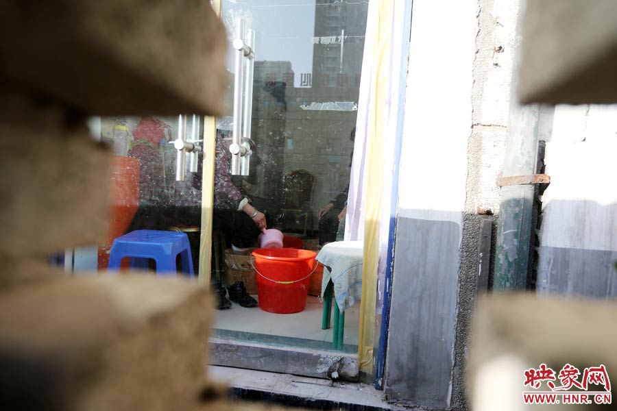 墻內一家店面正常營業(yè)。