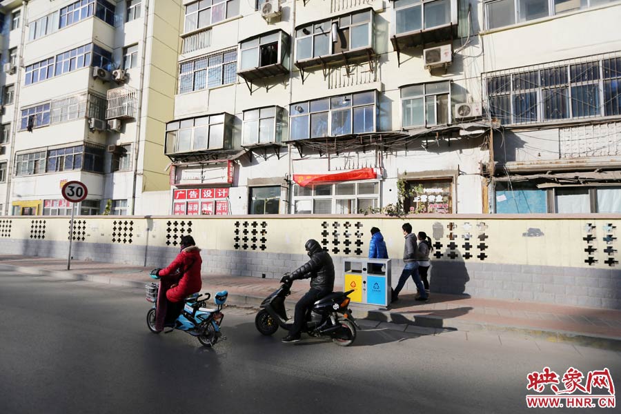 雖然墻內的商戶已經搬走，但一些門頭還沒撤下。