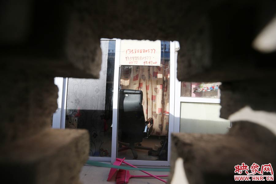 透過墻上的格子，可以看到里面的一切。