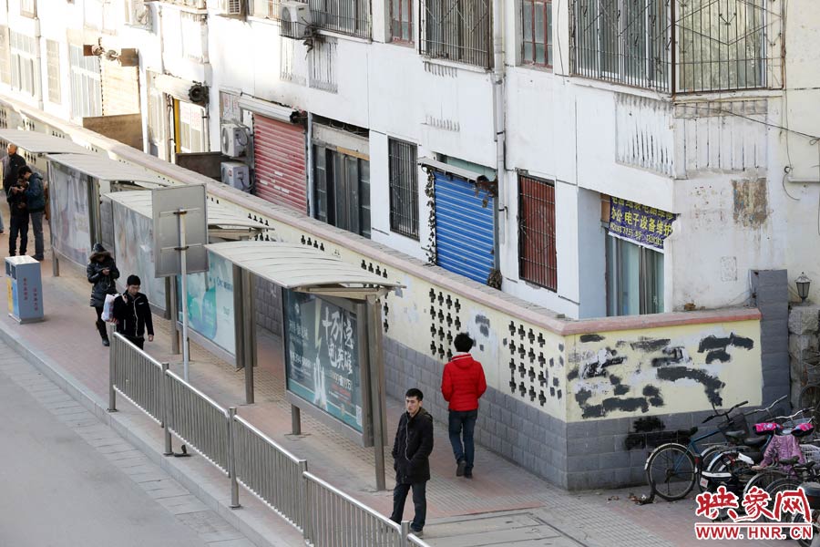 圍墻外是一處公交站牌。