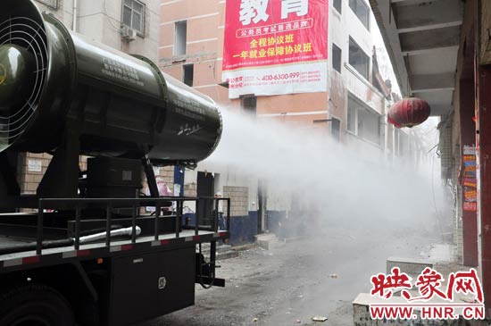 針對(duì)造成霧霾的主兇“建筑工地?fù)P塵”，“霧炮車(chē)”降塵除塵效果能到到80%。