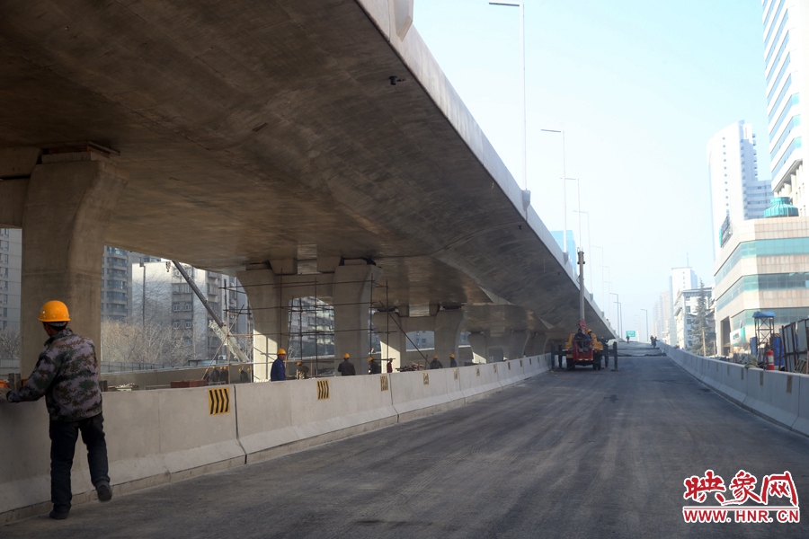 由西向東方向，嵩山南路出口以東，仍在緊張施工中。