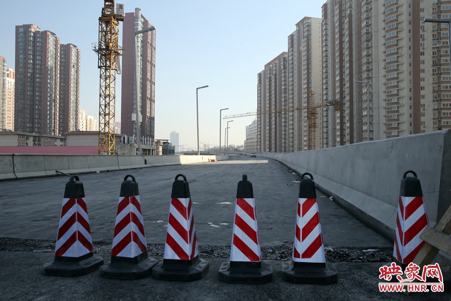 由西向東方向，嵩山南路出口以東，仍在緊張施工中。