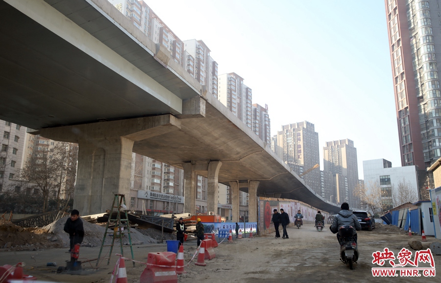 由西向東方向，嵩山南路出口以東，仍在緊張施工中。