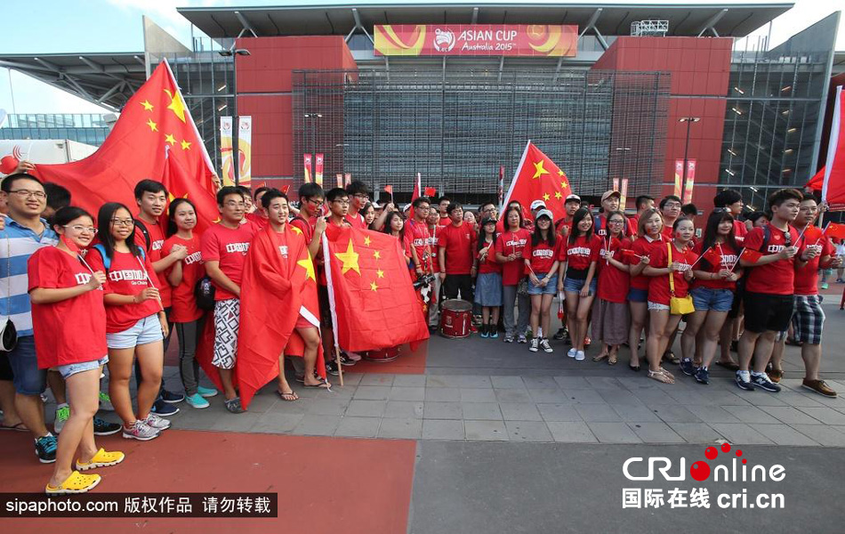 北京時(shí)間1月10日，中國(guó)隊(duì)迎來(lái)亞洲杯首場(chǎng)比賽，賽前中國(guó)球迷揮舞國(guó)旗進(jìn)場(chǎng)，為國(guó)足助威。